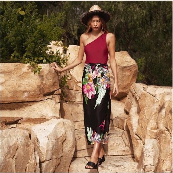 NWT WALTER BAKER Paradise Sarong in Grand Magnolia, One Size - Picture 2 of 11